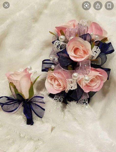 Hand Corsage, Gold Corsage, Corsage Ideas, Graduation Ball, Prom Corsages, Wrist Corsage Prom, Corsage And Boutonniere Set, Wrist Corsages, Prom Corsage