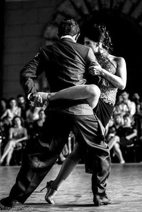 The Flamenco... heat, passion, movement, grace and elegance... Flamenco Dancing, Tango Dance, Dance Like No One Is Watching, Milonga, Argentine Tango, Dance Movement, Shall We Dance, On The Dance Floor, Dance Photos