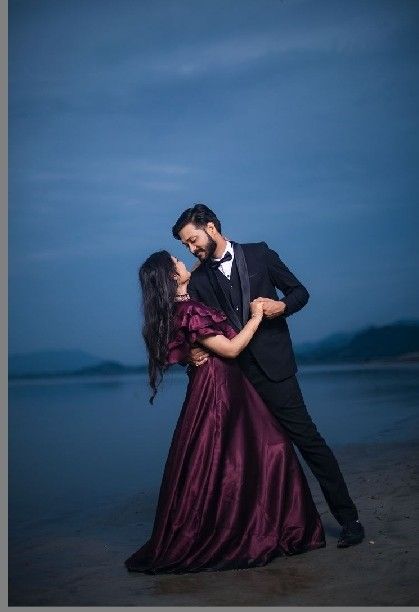 Photography Poses For Wedding Couples, Prewedding Photo Shoot Poses, Couples Photoshoot Poses Wedding, Couple Prewedding Photography Poses, Couple Pose For Pre Wedding, Trending Wedding Photography, Romantic Poses For Couples, Couple Pose Prewedding, Pre Wedding Poses Romantic