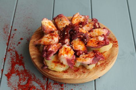 Pulpo a la Gallega or Pulpo a Feira (Galician name meaning ‘fair style octopus) is a traditional dish from the region of Galicia. It is the main dish during the... Traditional Spanish Recipes, Octopus Recipes, Spanish Foods, Vegan Starters, Spain Food, Tapas Recipes, Recipes Quick, European Food, Spanish Food