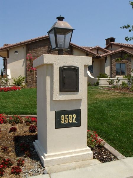 Bricked Mailbox Ideas, Masonry Mailbox Ideas, Stucco Mailbox, Mailbox Installation, Stone Mailbox, Mailbox Planter, Brick Mailbox, Fashion Window Display, Steel Mailbox