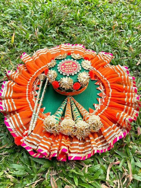 Mehendi Tray Decoration Ideas, Mehendi Moli Packing Idea, Mehendi Thali Decor Ideas, Mehendi Tray Decoration, Indian Wedding Gifts For Bride, Mehendi Platter Ideas, Mehendi Thali, Haldi Platter Decoration, Mehndi Plates Decoration