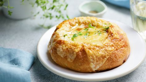 Onion, bread and cheese? Yes please! Onion Soup Bread, Soup Bread Bowl, Soup Bread, Round Bread, Onion Bread, French Onion Soup Recipe, Soup Appetizers, Onion Soup Recipes, Bread Bowl