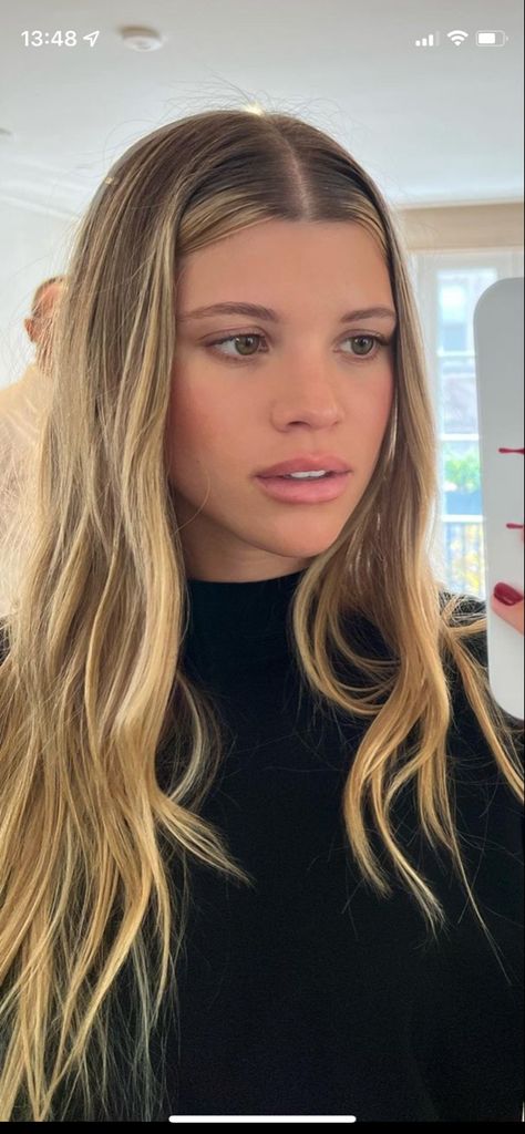 Sophie Richie Hair, Balyage Hair, Embrace Messy Hair, Honey Blonde Hair Color, Dirty Blonde Hair, Hair Color Light Brown, Honey Blonde Hair, Honey Hair, Blonde Hair Looks