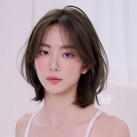 Sleek Short Hair, Korean Short Hair, Easy Hairstyles For Thick Hair, Hair Style Korea, Layered Haircuts For Medium Hair, Asian Short Hair, Hair Inspiration Short, Shot Hair Styles, Haircuts For Medium Hair