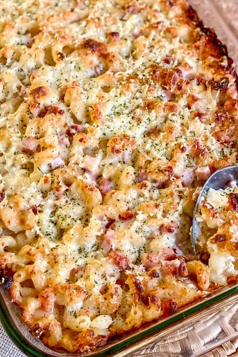 This is a basic recipe for baked mac and cheese where ham enhances the taste of this humble dish and makes it glorious. Mac And Cheese With Ham Recipe, Mac And Cheese Box Recipe, Mac And Cheese With Ham, Oven Mac And Cheese, Ham And Cheese Casserole, Mac And Cheese Casserole, Pasta Cheese, Baked Mac And Cheese Recipe, Best Macaroni And Cheese