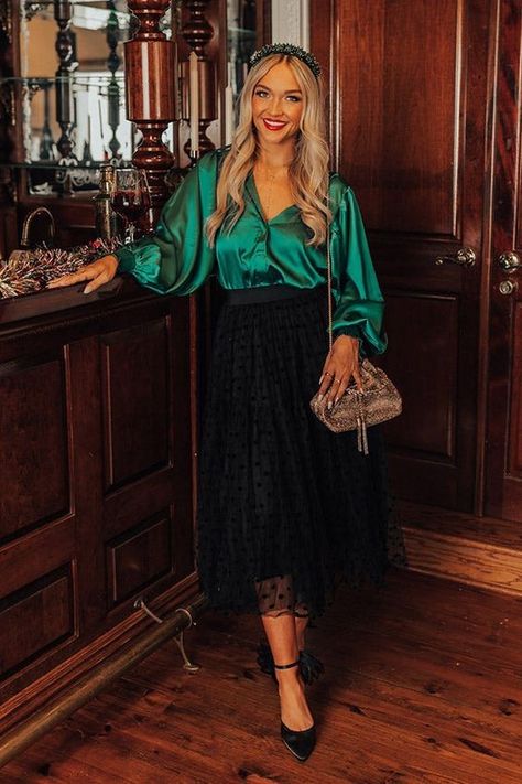 Green Velvet Skirt Outfits, Emerald Green Top Outfit, Dark Green Outfits, Prosecco Float, Green Christmas Outfit, Christmas Party Outfits Classy, Emerald Green Outfit, Green Top Outfit, Office Holiday Party Outfit