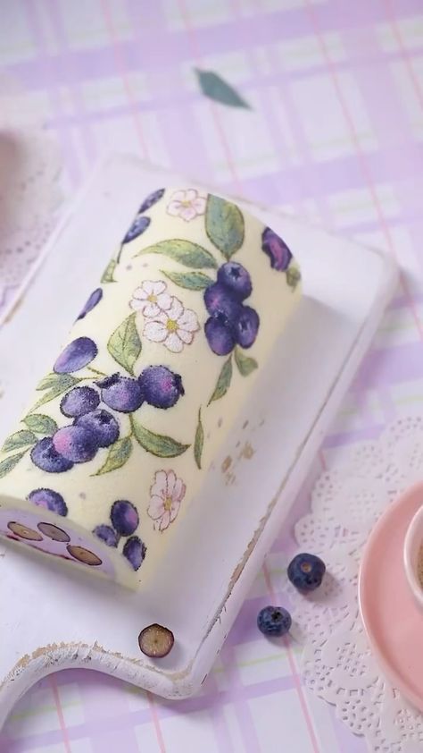 Instagram Cake Roll Design, Roll Cake Design, Roll Cake Decoration, Decorated Cake Roll, Strawberry Crepe Cake, Baking Instagram, Cake Artwork, Swiss Cake, Cake Inside