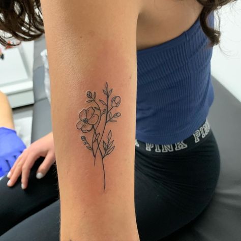 Flower Tattoo Tricep, Floral Tricep Tattoo, Back Of Tricep Tattoos Women, Bicep Flower Tattoo Women, Flower Tattoos Back Of Arm, Tricep Tattoos Women, Tricep Tattoo, Tricep Tattoos, Handwriting Tattoos