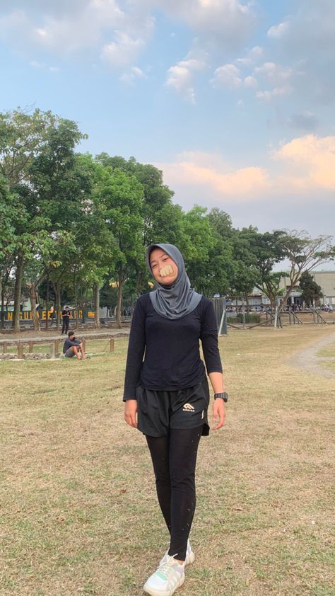 Outfit Jogging Hijab, Ootd Sport, Ootd Gym, Gymwear Outfits, Gym Fits, Beautiful Hijab, Gym Wear, Workout Wear, Sport Outfits