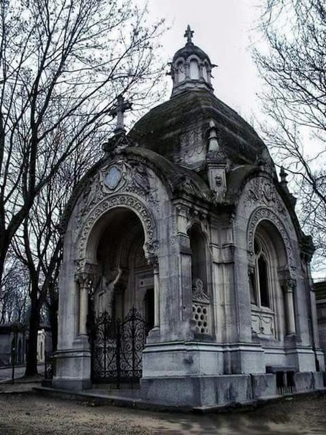 Pere Lachaise Cemetery, Cemetery Angels, Old Abandoned Buildings, Dark Castle, Old Cemeteries, Architecture Model House, Ancient Sculpture, Fantasy Castle, Biome