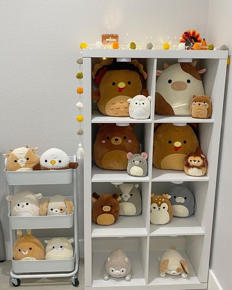 Beige Squishmallows, Neutral Squishmallows, Squishmallows Display, Squishmallow Decor, Squishmallow Display, Squishmallow Aesthetic, Christmas Rolls, Squish Mallows, Bedroom Stuff