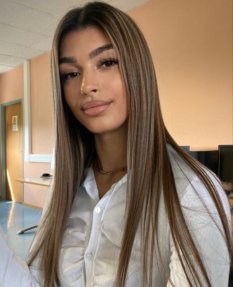 Black Brown Hair With Blonde Highlights, Light Brown Hair On Light Skin, Black Hair Dyed Blonde, Balayage For Dark Skin, Vanilla Highlights Brown Hair, Blonde Hair On Light Skin, Blonde Highlights Brown Skin, Honey Blonde Balayage On Black Hair, Golden Balayage Brunettes