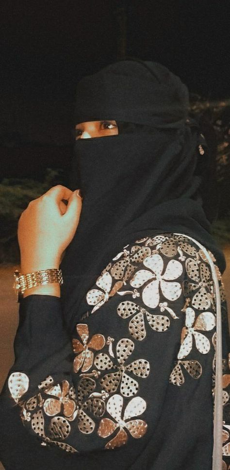 islamic sherni Naqab Pic Pose, Muslim Hijab Girls Dp, Hijabi Girl Hidden Face, Burkha Pic, Hijaab Pics, Hijab Pic, Insta Girly, Hidden Pics, Good Girl Quotes