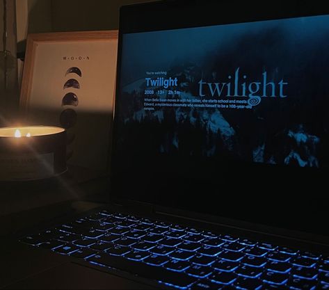 Fall Aesthetic Watching Movies, Watching Twilight On Laptop, Watching Twilight Aesthetic, Twilight Movie Aesthetic, Watching Horror Movies Aesthetic, Twilight Movie Night, Cozy Movie Night Aesthetic, Movie Night Pictures, Vampires Aesthetic