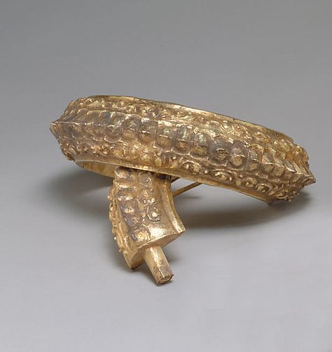 Hinged Bracelet  Period: Central Javanese period Date: Second half of the 8th–second half of the 10th century Culture: Indonesia Medium: Gold Majapahit Empire, Obiwan Kenobi, Indonesian Fashion, Ancient Clothing, Traditional Accessories, Museum New York, Ancient Jewellery, Replica Jewelry, Dutch East Indies