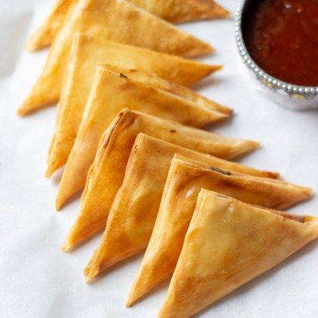 Cheese Samosa, Jalapeno Wonton Poppers, Crispy Wonton, Hot Cheese, Samosa Recipe, Indian Street Food Recipes, Easy Cheese, Wonton Wrappers, Spicy Snacks