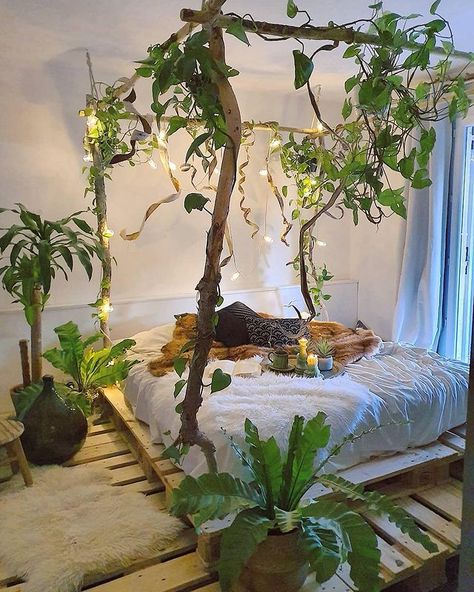 Earthychildren sur Instagram : Gorgeous bedroom by @zebodeko 😍🌿🌴🍃 Bohemian Bedrooms, Koti Diy, Lots Of Plants, Gorgeous Bedrooms, Bedroom Plants, Redecorate Bedroom, Aesthetic Rooms, Bohemian Bedroom, Dreamy Room