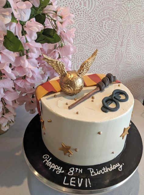 A Harry Potter cake that I made today! The inside is swirled red, yellow, blue and green. : Baking Torte Harry Potter, Harry Potter Theme Cake, Chocolate Filling For Cake, Harry Potter Cakes, Harry Potter Birthday Cake, Harry Potter Golden Snitch, 7 Cake, Harry Potter Bday, Harry Birthday