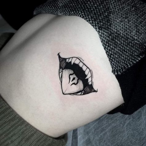 Tattoo Ideas Hunter X Hunter, Subtle Jjk Tattoo, Dissociated Tattoo, Jujitsu Kaisen Tattoo Designs, Sukuna Mouth Tattoo, Toji Tattoo, Anime Eye Tattoo, Sukuna Tattoo Ideas, Persona 5 Tattoo