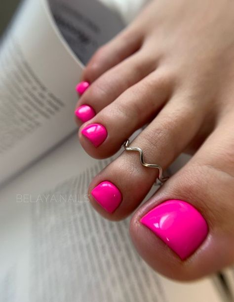 Pedicure Rosa, Pink Pedicure, Pink Toe Nails, Cruise Nails, Neon Pink Nails, Feet Nail Design, Gel Toe Nails, Acrylic Toe Nails, Toe Nail Color