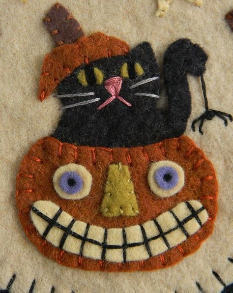 Halloween Mat, Penny Rug Patterns, Baby Mobil, Halloween Sewing, Wool Felt Projects, Halloween Cats, Halloween Candle, Wool Applique Patterns, Felted Wool Crafts