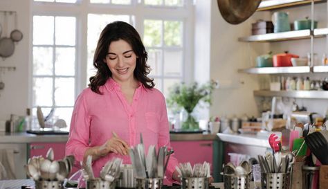 The cooking queen reveals her faults, including how she was once terrified of poaching eggs. Nigella Lawson Kitchen, Green Aga, Nigella Kitchen, Nigella Lawson Christmas, Poaching Eggs, Simply Nigella, Celebrity Kitchens, Easter Menu, Tv Food