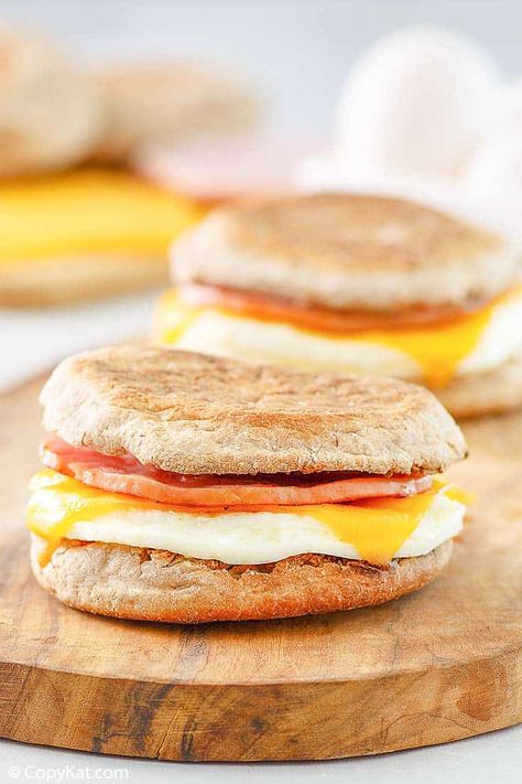 Mcdonalds Copycat Recipes, Mcdonalds Recipes, Homemade Big Mac, Healthy Breakfast Sandwich, Egg Mcmuffin, Yummy Healthy Breakfast, Low Fat Cheese, Tasty Breakfast, Canadian Bacon