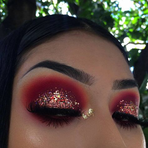 Red And Gold Makeup Looks, Maroon Makeup Looks, Valentine’s Day Make Up Looks, Maroon Makeup, Quinceanera Stuff, Quinceanera Makeup, Make Up Designs, Red Quince, Red Eye Makeup