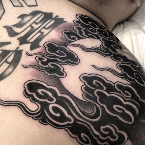 Traditional Tattoo Clouds, Japanese Cloud Tattoo, Tattoo Japonais, Daruma Doll Tattoo, Cloud Tattoo Sleeve, Japanese Dragons, Cloud Tattoo Design, Abstract Tattoo Ideas, Half Sleeve Tattoos Forearm