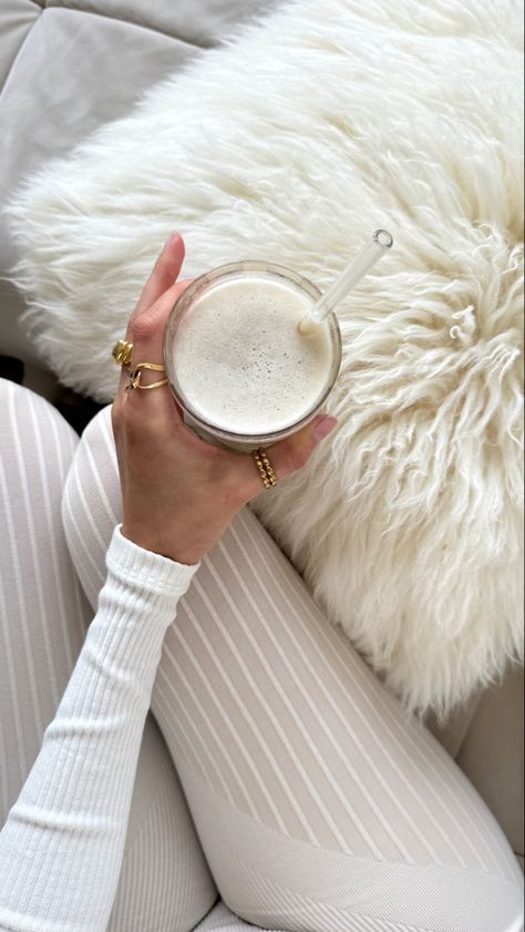 Soft Light Photography, Caffeine Addict, Vanilla Smoothie, Morning Aesthetic, Fitness Aesthetic, Girl Vibe, Aesthetic Content, Soft Girl Aesthetic, Coffee Aesthetic