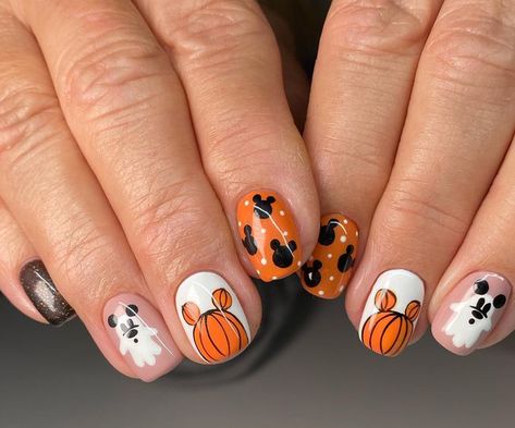 Disney Halloween Nails, Nail Art Halloween, Mickey Nails, Kutek Disney, Cute Halloween Nails, Fall Gel Nails, Pumpkin Nails, Halloween Tattoo, Nail Art Disney