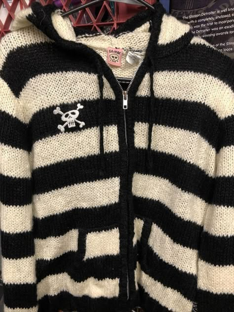 Skull Crossbones, Scene Outfits, 2000s Fashion Outfits, Womens Sweater, Smallville, Vintage Usa, Swaggy Outfits, Baggy Pants, Mall Goth