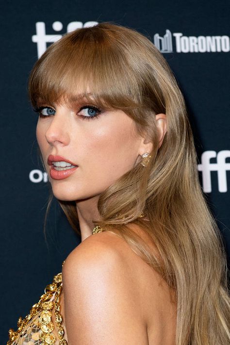 Taylor Swift Hair Color, Toronto International Film Festival, Taylor Swift Web, Estilo Taylor Swift, Dark Blonde Hair, Blonde Hair Looks, Taylor Swift Hair, Taylor Swift Album, Dark Blonde