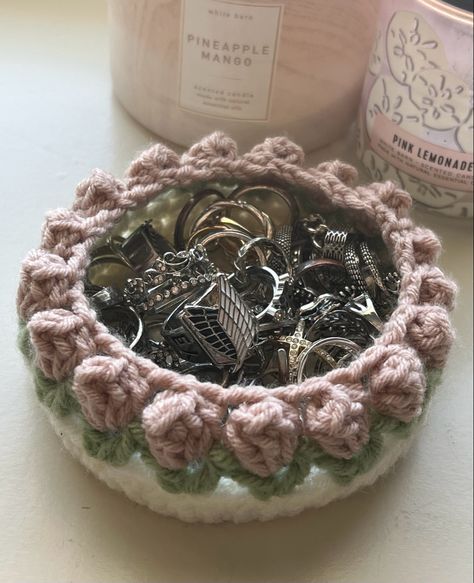 Grey Yarn Crochet Ideas, Crochet Jewelry Dish, Crochet Assessories Aesthetic, Crochet Ring Holder, Crochet Ideas For Mom, Crochet Trinket Dish, Crochet Jewelry Holder, Crochet Trinkets, Small Crochet Gifts