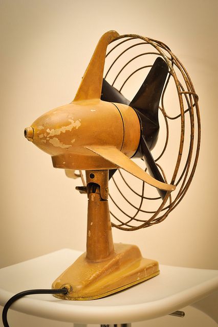 A four bladed Emi, an european style vintage fan. I'm not sure but I suspect it's circa 1950s. Made it Utrecht, Holland. Does anyone know roughly when this was manufactured? Steampunk Furniture, Vintage Fan, Antique Fans, Household Appliance, Old Fan, Streamline Moderne, Vintage Fans, Electric Fan, Modern Fan