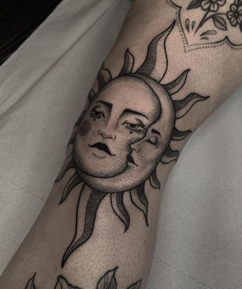 Moon Knee Tattoo, Sun And Moon Tattoo Designs, Sun And Moon Tattoos, Sun And Moon Tattoo, Black Art Tattoo, Moon Tattoos, Moon Tattoo Designs, Cool Small Tattoos, Knee Tattoo