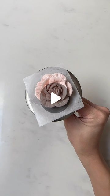 Piping Roses On Cake, Lambeth Cakes, Buttercream Flowers Tutorial, Frosting Flowers, Decorated Cupcakes, Piping Flowers, Frosting Techniques, Buttercream Roses, Cake Decorating For Beginners