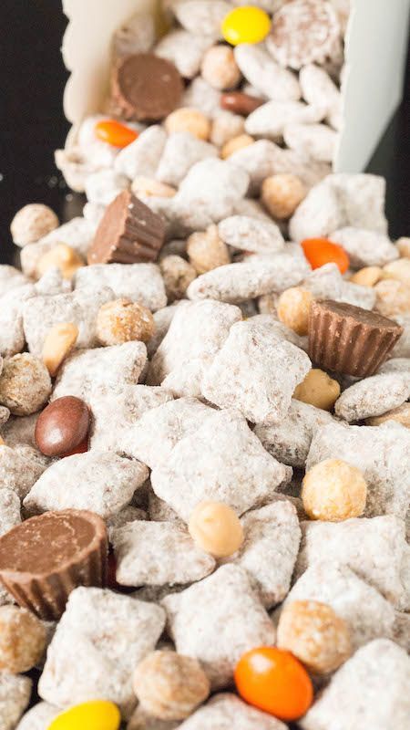 Best Reese's Puppy Chow Recipe with Mini Reese's Cups, Reese's Pieces, Reese's Puffs Cereal, and Reese's Peanut Butter Chips. One of our favorite Fall movie night snack mixes and Halloween desserts! #chocolate #desserts #dessertfoodrecipes #halloween #peanutbutter Puppy Chow Crispix Recipe, Fall Movie Night, Puppy Chow Snack, Puppy Chow Cookies, Chex Mix Recipes Original, Puppy Chow Christmas, Puppy Chow Chex Mix Recipe, Puppy Chow Recipe, Chow Puppy