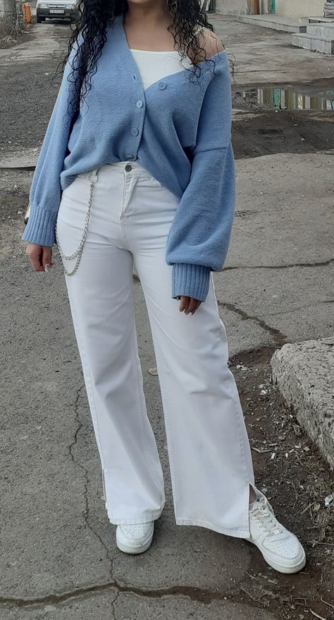 White Flare Outfit Pants, White Flared Jeans Outfit Summer, White Pant Outfit Ideas, White Wide Leg Outfit Jeans, White Flared Jeans Outfit Winter, Long Jean Pants Outfit, White Wide Leg Jeans Outfit Aesthetic, High Waist White Jeans Outfit, Flare White Pants Outfit