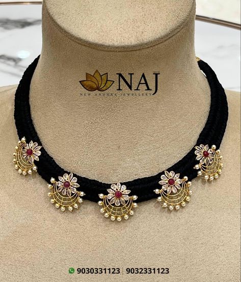 Black Dori Necklace Designs, Black Thread Gold Jewellery, Black Thread Jewellery Indian, Naj Jewellery, Pearl Bridal Jewelry Sets, Lightweight Jewellery, Fuchsia Necklace, Fashion Jewelry Necklaces Gold, Black Beats