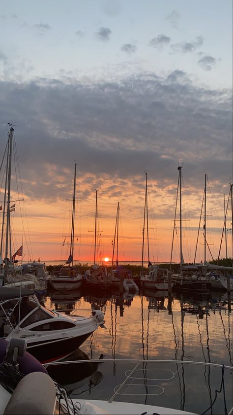 Summer Beach Town Aesthetic, Aesthetic Calm Photos, Charleston Wallpaper, Small Beach Town Aesthetic, Aethetics Picture, Aesthic Photos, Beach Town Aesthetic, Beachy Aesthetic, Coastal Life