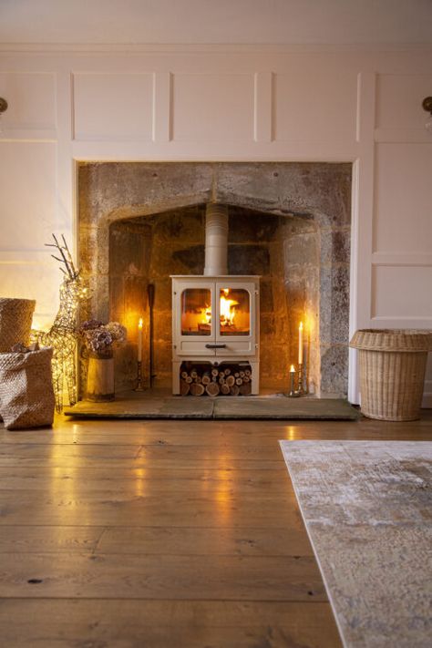 It is quite easy to convert your old open-hearth fireplace to a wood-burning stove, a bioethanol or gas fireplace. Any of the three options are more efficient than an open burning fire. An open-hearth fireplace uses more wood, smokes and the heat distribution is poor. Converting your open-hearth... Woodburning Stove Fireplace, Wood Burner Fireplace, Wood Burning Stoves Living Room, Log Burner Living Room, Stove Ideas, English Cottage Interiors, Cottage Fireplace, Wood Stove Fireplace, Living Tv