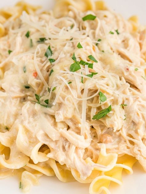 Dish of creamy chicken over some egg noodles on top a white plate. Crockpot Italian Chicken, Crockpot Italian, Creamy Crockpot Chicken, Italian Chicken Crockpot, Creamy Italian Chicken, Italian Chicken Recipes, Super Easy Dinner, I Heart Naptime, Crockpot Dinners