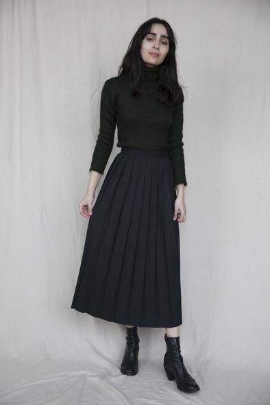 Counselor Outfits, Black Maxi Skirts, Edgy Professional, Black Maxi Skirt Outfit, Wool Maxi Skirt, Modern Goth, Goth Stuff, Casual Goth, Jewish Girl