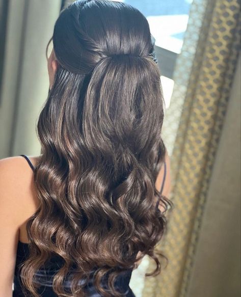 Hair Curled And Pinned To Side, Hairstyles For Competition Dance, Hair Styles Curls, Prom Hairstyles Straight Hair, Guest Hair, Quince Hairstyles, Long Hair Wedding Styles, Prom Hairstyles For Long Hair, Hair Stylies