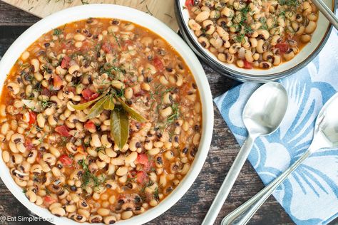 Simple Vegetarian Black Eyed Peas Recipe and Video - Eat Simple Food Vegetarian Black Eyed Peas Recipe, Vegetarian Black Eyed Peas, Black Eyed Peas Recipe Vegetarian, Vegetarian Collard Greens, Black Eyed Peas Recipe, Peas Recipe, Pea Recipes, Simple Food, Main Dish Salads