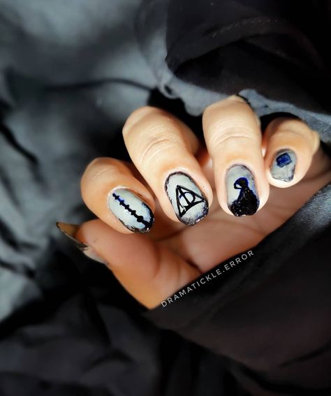 Deathly Hallows Nails, Nailart Black, Theme Nail Art, Potter Nails, Harry Potter Nails, Grey Theme, Deathly Hallows, Harry Potter, Black And Grey