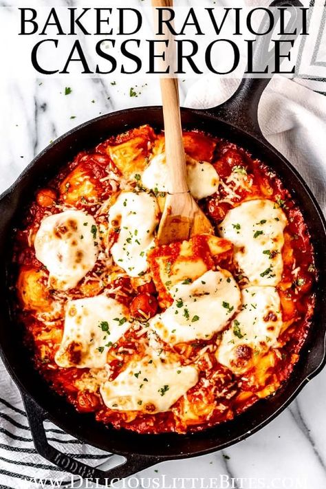 Cheesy Baked Ravioli Casserole checks all the busy chef’s boxes: it is simple to prepare, filled with delicious Italian flavors, and one of the best family dinners to serve. Casserole Italian, Italian Ravioli, Baked Ravioli Casserole, Baked Ravioli Recipe, Casserole Vegetarian, Ravioli Recipes, Ravioli Casserole, Baked Ravioli, Ravioli Bake