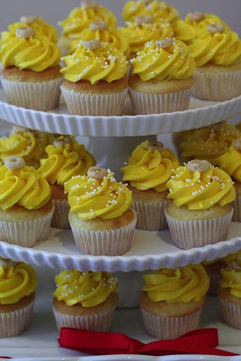 Beet Cupcakes, Yellow Frosting, Party Themes Ideas, Kids Birthday Party Food, Party Cake Table, Yellow Cupcakes, Party Cupcakes, Themed First Birthday, Themes Ideas